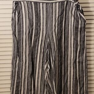 Ellen Tracy Black and White Striped Pants.  Elastic Back Waistband 2 Pockets
